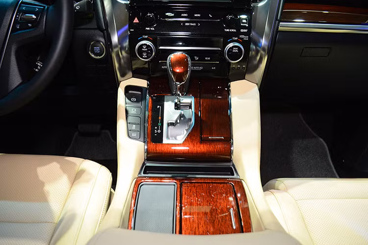 Ngoài ra, xe còn được trang bị ghế lái điều chỉnh điện tích hợp 3 vị trí nhớ ghế, ghế phụ cũng chỉnh điện 10 hướng. Toyota Alphard 2017 trang bị chìa khóa thông minh, khởi động bằng nút bấm. Hệ thống ở hàng ghế thứ hai được nâng hạ hoàn toàn bằn điện, trang bị đỡ chân. Hàng ghế thứ hai cho hành khách cảm giác đang ngồi trên khoang hạng thương gia của chiếc máy bay Boeing.