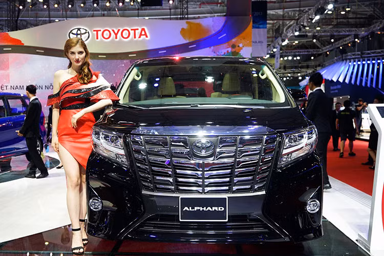 Tại triển lãm Ôtô Việt Nam (VMS) 2017, Toyota không chỉ ra mắt cặp đôi Wigo và Avanza mà còn công bố sẽ phân phối chính hãng "chuyên cơ mặt đất" Alphard. Như vậy, tân binh Toyota Alphard 2017 mới chính thức gia nhập vào phân khúc MVP cỡ lớn cao cấp cạnh tranh trực tiếp với các đối thủ là Honda Odyssey và KIA Sedona.