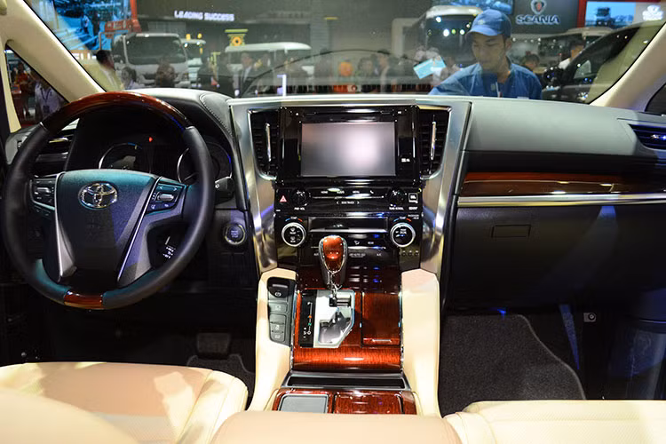 Toyota Alphard được cải thiện các kích thước tổng thể đáng kể do đó không gian nội thất rộng rãi hơn so với thế hệ trước. Nội thất của Toyota Alphard mới sẽ làm bạn thực sự ngạc nhiên vì sự hiện đại, sang trọng, không gian rộng rãi thoải mái. Với những trang bị ấn tượng này, người sử dụng sẽ có cảm nhận mình thực sự là người dẫn đầu. 