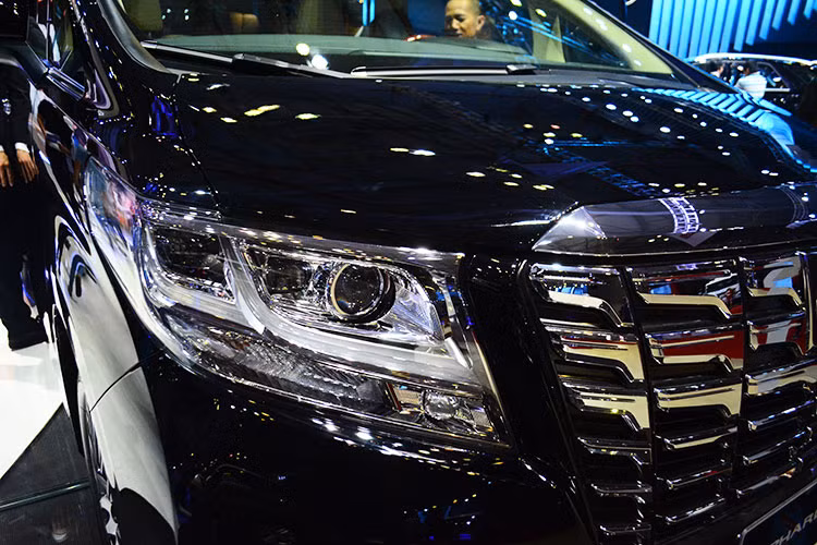 Phần đầu của chiếc xe MPV cỡ lớn nhà Toyota được thiết kế mang đậm phong cách Nhật. Đầu xe là mặt ca lăng dạng lớn, với cụm đèn pha lớn bao quát gần như hết đầu xe bao gồm bộ đèn LED tự động điều chỉnh độ cao (với đèn mở rộng góc chiếu và đèn chiếu sáng ban ngày dạng LED), đèn sương mù phía trước thiết kế dạng chữ U, thiết kế ấn tượng.