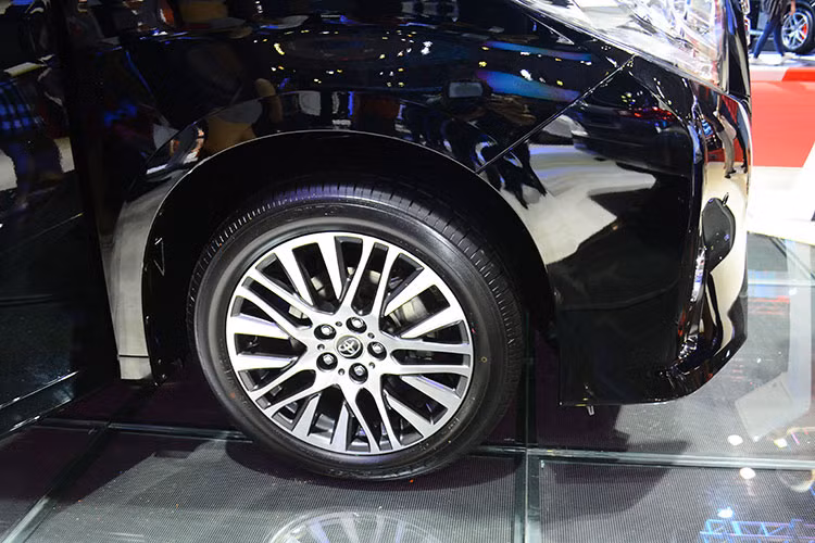 Xe được trang bị la-zăng hợp kim 18-inch thiết kế dạng đa chấu đầy ấn tượng tạo sự bề thế, khỏe khoắn và thể thao cho chiếc MPV cỡ lớn này.