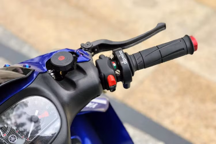 Phần đầu của xe là combo quen thuộc đến từ thương hiệu Domino bao gồm công tắc on/off đi kèm với cùm tăng tốc để rút ngắn hành trình cho chiếc xe "đề pa" nhanh hơn, đây là những món đồ chơi đang vô cùng hot trên thị trường được rất nhiều anh em chơi xe ưa chuộng hiện nay.