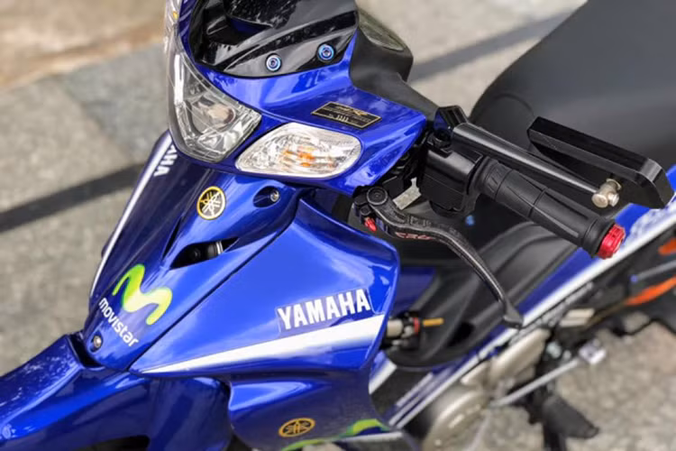 Chiếc xe trong bài viết này là Yamaha 125ZR đời 2015 của một chơi tại Đồng Tháp, mặc dù đã hơn ba năm ra biển nhưng chiếc xe còn gần như mới và được chủ nhân trang bị khá nhiều "đồ chơi khủng". Đáng chú ý nhất trên xe, chính là "dàn chân" có giá trị lên đến hơn 150 triệu đồng.