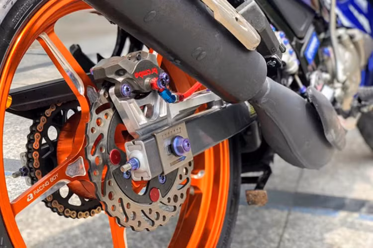 Nhìn vào vị trí dàn chân sẽ thấy heo dầu Brembo Billet đi kèm cùng đĩa Braketech có kích thước 220mm, tuy nhiên đó chưa phải là tất cả - do chủ xe đã đặt làm phần pat heo cực kì cứng cáp với những điểm bắt ốc trên gắp zin được tận dụng lại vừa cứng cáp thẩm mỹ tuy nhiên giá thành sẽ cực kỳ cao bởi kích thước pat qua to tiêu hao nhôm rất nhiều.