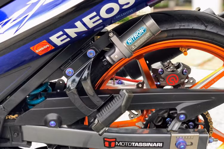 Phía sau của chiếc Yamaha Z125 độ khủng này là hình ảnh của phuộc Nitron với điểm nhấn lò xo xanh đặc trưng khiến nó không thể bị nhằm lẫn với bất kì một thương hiệu nào. Đi kèm cùng núm chỉnh dưới chân phuộc sẽ cho khả năng kiểm soát độ dàn hồi tốt hơn