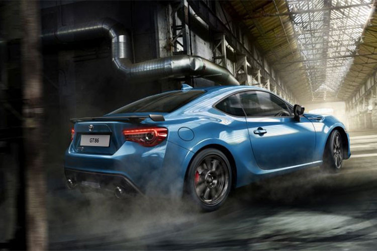 Chiếc xe thể thao Toyota GT86 Club Series Blue Edition có những cải tiến hoàn chỉnh về ngoại hình như sơn tĩnh điện màu xanh Electric Blue độc quyền tương phản với màu đen mạnh mẽ từ mâm xe hợp kim 17 inch, lưới tản nhiệt, cánh phía sau, bộ khuếch tán, nắp gương và đèn sương mù.