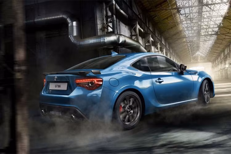 Chiếc xe thể thao Toyota GT86 Club Series Blue Edition có những cải tiến hoàn chỉnh về ngoại hình như sơn tĩnh điện màu xanh Electric Blue độc quyền tương phản với màu đen mạnh mẽ từ mâm xe hợp kim 17 inch, lưới tản nhiệt, cánh phía sau, bộ khuếch tán, nắp gương và đèn sương mù.