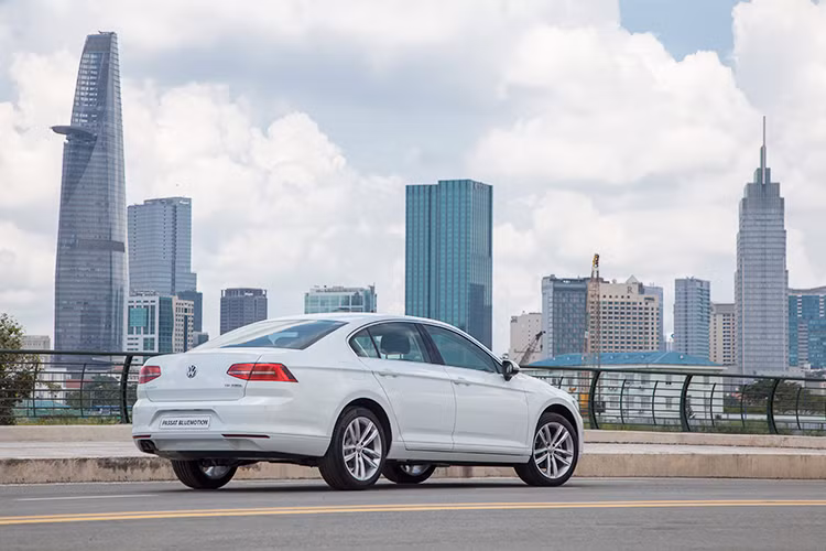 Là chiếc sedan cỡ trung hạng D đẳng cấp xe Đức, Volkswagen Passat trở thành một lựa chọn mới tại Việt Nam, rất đáng tiền cho những doanh nhân. Ở phiên bản mới này, xe sở hữu kích thước (Dài x Rộng x Cao) là (4.767 x 1.832 x 1.456)mm, thiết kế mang phong cách đậm chất Châu Âu.