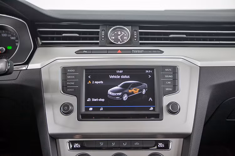 Xe còn sở hữu hệ thống thông tin giải trí mới nhất có tên gọi MIB II và đây cũng chính là nền tảng cho hệ thống thông tin mới của hãng và cung cấp các ứng dụng kết nối bao gồm cả Apple CarPlay, Android Auto và Mirror Link. Hệ thống radio CD multicolour và dàn loa cao cấp 8 loa rời, điều hòa tự động 3 vùng khí hậu...