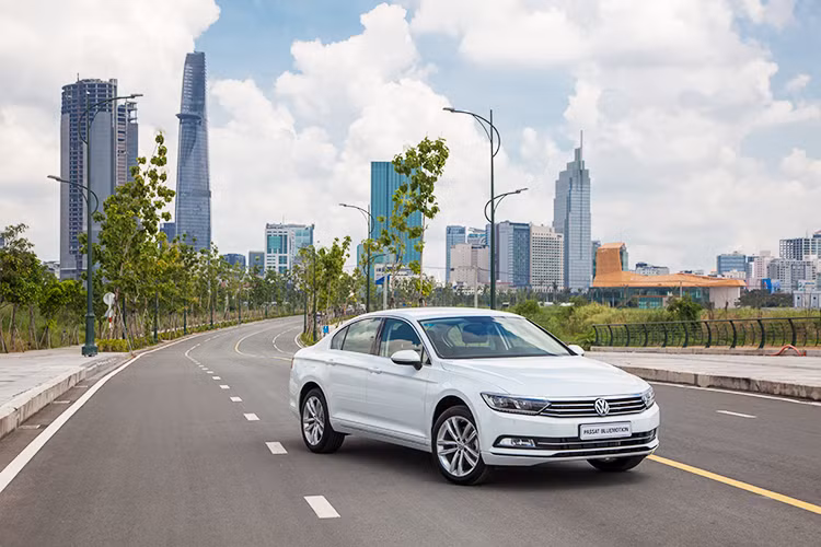 Mẫu xe ôtô Volkswagen Passat BlueMotion 2017 vừa chính thức ra mắt thị trường Việt Nam là phiên bản cao cấp của dòng Passat. "BlueMotion" là công nghệ nổi tiếng của Volkswagen (VW) và đã trở thành một cái tên thương mại hóa, gắn cho những mẫu xe tiết kiệm nhiên liệu của hãng xe đình đám nước Đức