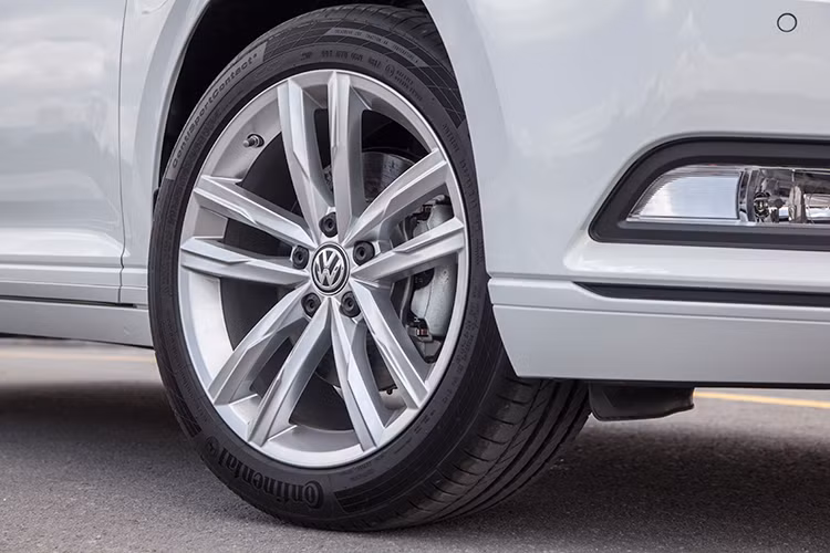 Ngoài ra trên mẫu xe này, Volkswagen đã sử dụng bộ mâm 5 chấu 18 inch cỡ lớn. Nếu so với phiên bản cũ, Passat 2018 có khoảng cách gầm thấp hơn tới 14mm, nhằm nhấn mạnh vẻ thể thao tốc độ. Xe được trang bị gương chiếu hậu chỉnh/gập điện, có tích hợp đàn báo rẽ dạng LED, đặc biệt có tính năng "Coming home" và "Leaving home".