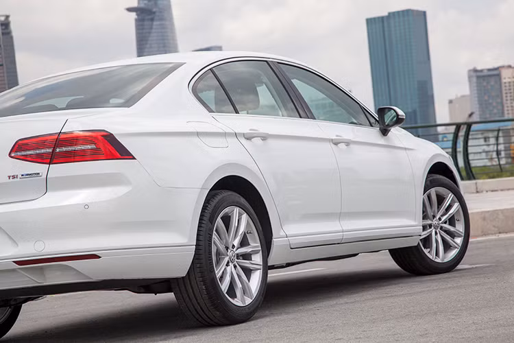 Ở phần đèn hậu, nó được Volswagen thiết kế dạng led với hai dải đèn màu khác nhau. Thân xe có kiểu dáng đơn giản, không cầu kỳ nhưng rất bắt mắt với các đường nét thẳng tắp dứt khoát, thể hiện vẻ thanh lịch, hiện đại.