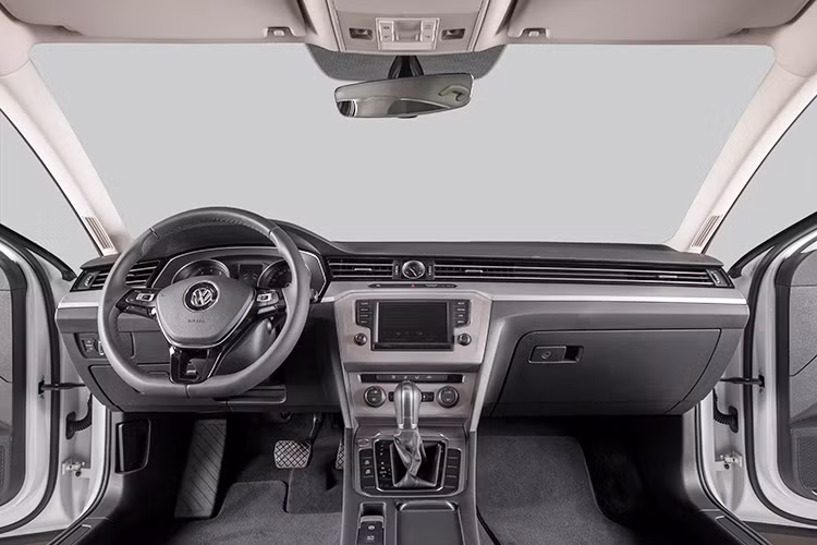 Bên trong, Passat Bluemotion 2017 thiết kế hiện đại với đường gấp khúc trên bệ điều khiển ấn tượng, nhiều chi tiết bọc dạng thanh kim loại sáng tạo điểm nhấn công nghệ. Không gian nội thất của xe cũng rộng hơn so với thế hệ truóc, thể hiện sự sang trọng từ những chiếc xe cao cấp của Đức.