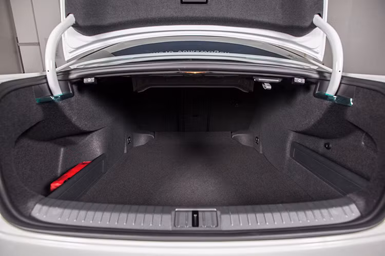 Sức mạnh của Passat Bluemotion 2017 đến từ động cơ I4 phun xăng trực tiếp có tăng áp, dung tích 1.8L, đem lại công suất cực đại 180 mã lực tại vòng tua 5.500 đến 6.000 v/p, cùng mô-men xoắn cực đại 250Nm tại 1.500 - 5.000 v/p. Với hộp số tự đông 7 cấp ly hợp kép DSG, mức tiêu hao nhiên liệu theo nhà sản xuất là 7,3 lít xăng/100km đường hỗn hợp.