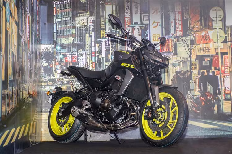 Hãng xe máy Yamaha vừa chính thức công bố một số thay đổi của dòng naked-bike MT-09 mới tại thị trường Malaysia. Cụ thể mẫu xe môtô Yamaha MT-09 2018 sẽ được trang bị một số thay đổi trong thiết kế và hệ thống treo mới, bên cạnh đó mức giá cũng không chênh lệch nhiều. 