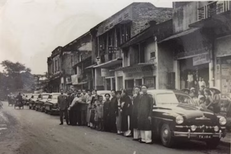 Khi xe đạp thậm chí vẫn còn là thứ đồ cực xa xỉ "hàng hiếm" những năm 50 thì đám cưới này đã thu hút sự quan tâm của người dân Hà Nội, thậm chí còn gây chú ý hơn rất nhiều so với các đám cưới siêu xe ngày nay.