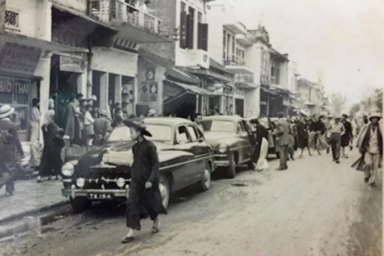 Được tổ chức một cách xa hoa và hoành tráng, nhà trai thời đó đã chuẩn bị tới 10 chiếc xe ôtô hạng sang màu đen - thứ vật dụng gần như "viễn tưởng" với đa số người dân Việt Nam nghèo hồi đó. Những chiếc xe được xếp dọc dài cả con phố và tới đón dâu tại nhà gái ở phố Sinh Từ.