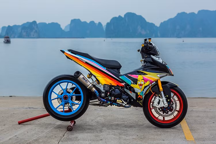 Chiếc Yamaha Exciter 135 bản độ full option môtô PKL của một biker tại Quảng Ninh. Xe được chủ nhân trang bị dàn áo mới rực rỡ mang nhiều sắc màu kết hợp với hình ảnh chú chim Angry bird nổi bật. Điểm đặc biệt nhất trên mẫu xe côn tay cỡ nhỏ này chính là dàn phụ kiện môtô khủng.