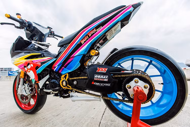 Để tạo "cá tính" riêng cho chiếc xe, ngoài dàn áo mang 7 sắc cầu vồng, chủ nhân của nó còn trang bị dàn đồ chơi "khủng" được thừa hưởng từ các siêu phẩm đình đám của hãng xe môtô Ý như Ducati 1199, Ducati 1098... ngoài ra các phụ kiện "hàng hiệu" đi kèm cũng không hề kém cạnh.