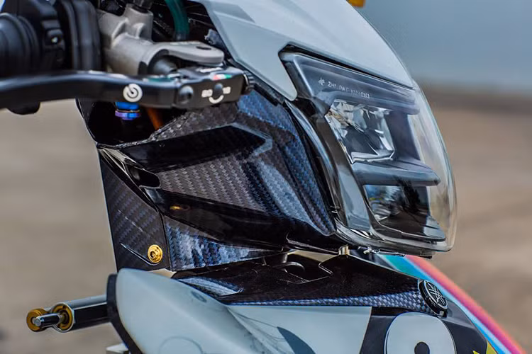 Ở phần đầu xe, một số chi tiết được trang bị dạng carbon cùng với ốc vàng kiểng khá bắt mắt. Bên dưới cổ xe đã được lắp thêm cây trợ lực Ohlins.