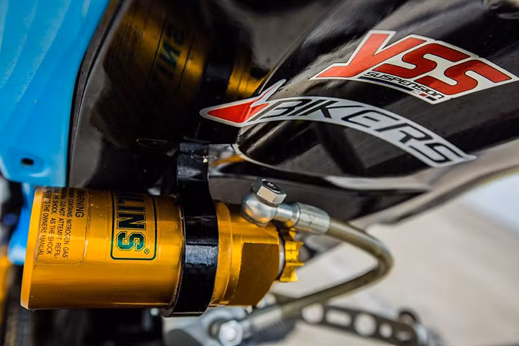 Phuộc sau của xe là của thương hiệu Ohlins với bình dầu rời hàng hiệu ngoài việc thêm tăng độ "sang chảnh", nó còn giúp cho độ nhún của chiếc xe êm ái hơn - đặc biệt khi di chuyển trên những cung đường hiểm trở.