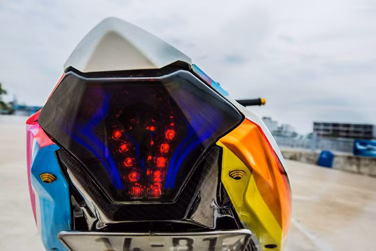 Thay vì dàn vỏ nguyên bản của Exciter 2010, chủ xe đã sử dụng bộ vỏ sau thể thao hơn của Exciter 150 với đuôi vuốt nhọn hấp dẫn. Tuy nhiên, chắn bùn nguyên bản kèm xi-nhan của Exciter 150 đã không được sử dụng, thay vào đó là bộ đèn hậu dạng led đồng thời được tích hợp xi-nhan.