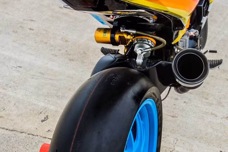 Xe được trang bị chân chống Ducati cực hiếm, gắp sau môtô phân khối lớn được thừa hưởng từ mẫu xe đình đám Ducati 1098 khiến cho nó cơ bắp &amp; hầm hố hơn rất nhiều so với nguyên bản trước đây. Bộ đĩa tải CNC phí sau cũng tạo điểm nhấn làm nổi bật sợi sên ánh vàng được làm mới. 