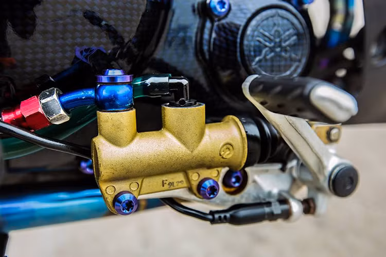 Trên chiếc Yamaha Exciter 135 này, khối động cơ của nó đã được chủ nhân nâng cấp để nó mạng mẽ hơn, phù hợ với loạt đồ chơi "khủng" đi kèm. Ngoài ra, cổ pô của xe cũng được làm với kiểu titan đầy phong cách. Pen đạp lấy từ môtô Ducati đến từ thương hiệu Brembo...