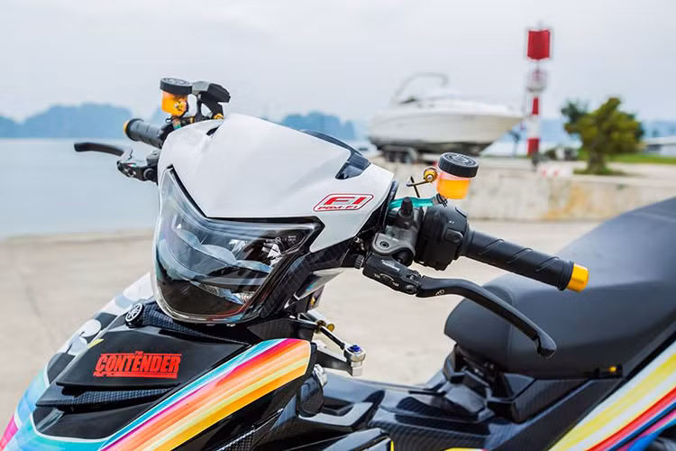 Phần đầu của chiếc xe Exciter độ khủng này khá ngầu với chóa đèn Zhipat hai tầng màu đen khói, cùm tay thắng &amp; côn đến từ thương hiệu Brembo - cả hai cùm đều dùng bình dầu rời &amp; được để lộ thiên cực đẹp . 2 phía tay lái được lấp đầy khoảng trống với gù Rizoma CNC ánh vàng .