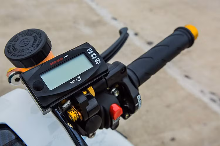 Đồng hồ Koso mini 3 hiển thị các chức năng tiện ích như: đo bình, báo giờ...., cùm công tắc Domino kết hợp hài hòa cùng cùm tăng Domino cũng được chủ nhân trang bị cho chiếc xe giúp an toàn và đảm bảo hơn.