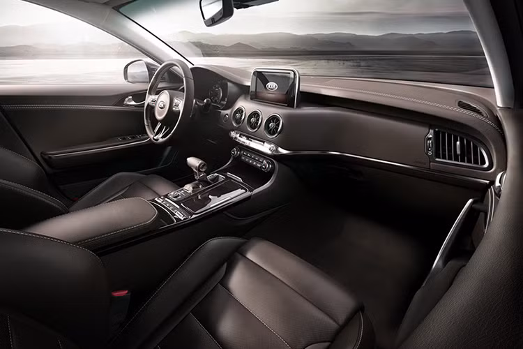 Xe cũng sở hữu nhiều trang bị an toàn như hệ thống cảnh báo tài xế, hệ thống tránh va chạm phía trước với chức năng phát hiện người đi đường, điều khiển hành trình thông minh, bộ vi sai chống trượt, hệ thống phanh khẩn cấp, hỗ trợ giữ làn, đèn pha tự động…