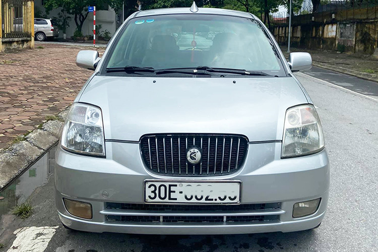  KIA Morning SLX đời 2006 Dẫn đầu trong top ôtô cũ tầm giá 100 triệu đồng tại Việt Nam hiện nay phải kể đến Kia Morning - mẫu xe sở hữu thiết kế nhỏ gọn, dễ sử dụng trong đô thị cũng như đi xa cho gia đình nhỏ. Những chiếc KIA Morning SLX đời 2006 hiện được rao bán khoảng 125 triệu đồng.