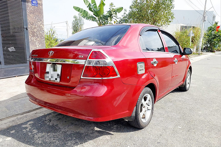 Ra mắt thị trường Việt Nam ngay đầu năm 2006 và hướng tới mục tiêu xây dựng một chiếc sedan dành cho người thành đạt, Gentra từng rất được lòng khách hàng trong nước. Xe sử dụng động cơ 1.5 SOHC, sinh công suất 86 mã lực, mô-men xoắn 13,4 Nm. Đi cùng với đó là hộp số sàn 5 cấp.