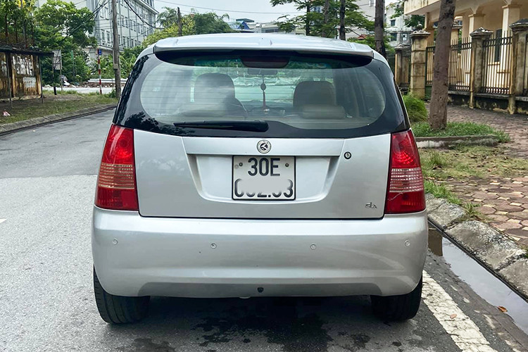 Tuy nhiên, do chỉ dài hơn 3,5 m nên không gian để đồ phía sau của xe hạn chế. Ngoài ra, thiết kế nhỏ gọn chỉ phù hợp di chuyển chủ yếu trong nội đô và phục vụ gia đình ít thành viên. Mức tiêu hao nhiên liệu trung bình trong nội đô ước tính khoảng 6,5 lít/100km.