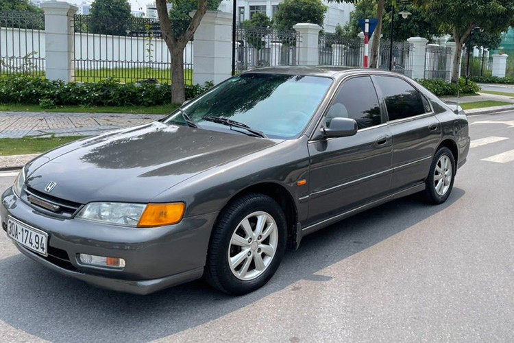  Honda Accord 1995 Cũng thuộc phân khúc sedan cỡ D với khoang nội thất rộng rãi, Honda Accord 1995 là sản phẩm nhập khẩu, nổi tiếng với động cơ bền bỉ, máy móc ổn định, khả năng giữ giá tốt và chi phí bảo dưỡng mềm. 