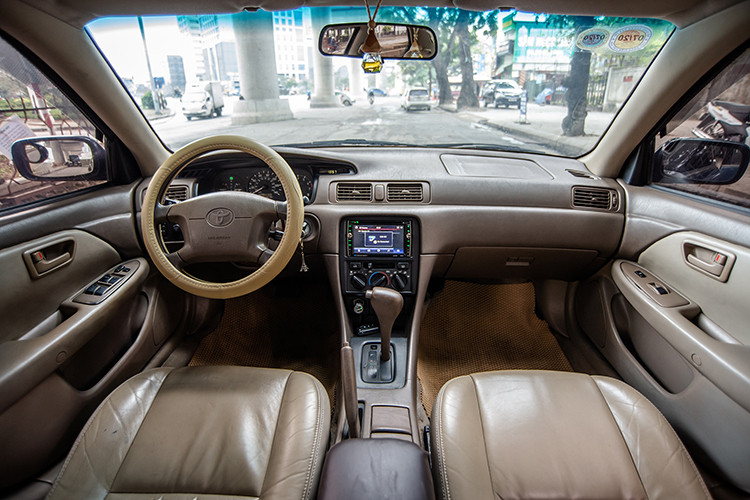 Toyota Camry 1999 thuộc mô hình đầu tiên được mở bán tại Việt Nam (từ năm 1998). Dù nổi tiếng về độ bền dáng nhưng sau 25 năm lăn bánh, những chiếc Camry cũ không tránh được sự xuống cấp theo thời gian, trang bị cũng không còn hiện đại, động cơ khá ăn xăng.