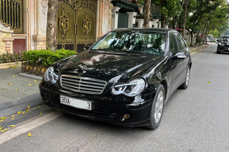  Mercedes-Benz C180 đời 2004 Nếu muốn sở hữu một chiếc xe sang với tầm giá 100 triệu đồng, Mercedes-Benz C180 đời 2004 là gợi ý vô cùng phù hợp. Lượng xe Mercedes-Benz C180 đã qua sử dụng đời 2004 trên thị trường xe cũ khá hiếm hoi.