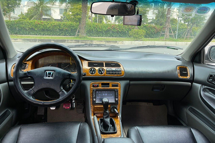 Tuy nhiên, với những chiếc xe có tuổi đời quá cao cùng mức giá thấp, người dùng chắc chắn không thể đòi hỏi quá nhiều về thiết kế cũng như tiện ích của chiếc sedan Honda Accord 1995 này.