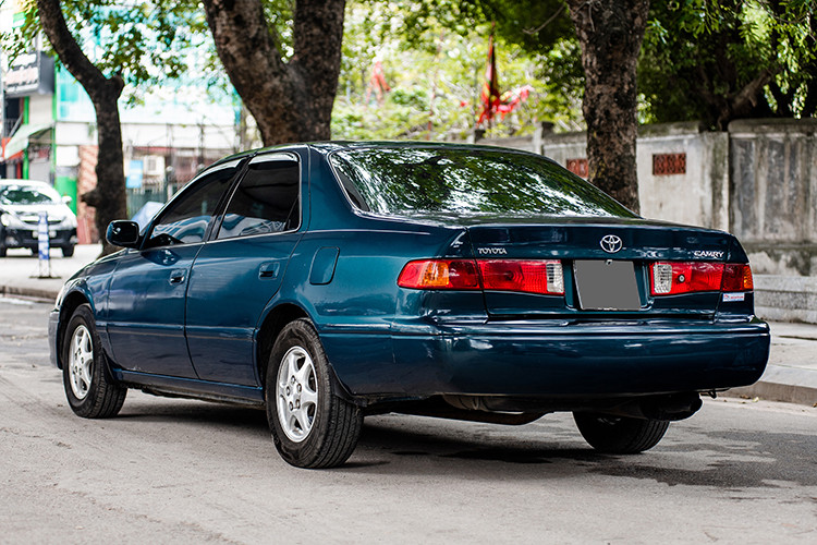 Tuy nhiên, với tài chính 100 triệu đồng thì những chiếc xe sedan cỡ D - Toyota Camry là lựa chọn sáng giá cho gia đình 5 thành viên mới sử dụng ôtô cần một không gian di chuyển rộng rãi, thoải mái.
