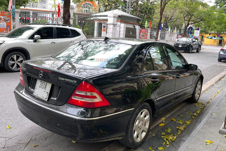 Xe được trang bị động 2.0 AT cùng các tính năng an toàn tiêu biểu như hệ thống chống bó cứng phanh, hỗ trợ phanh, kiểm soát ổn định, túi khí...