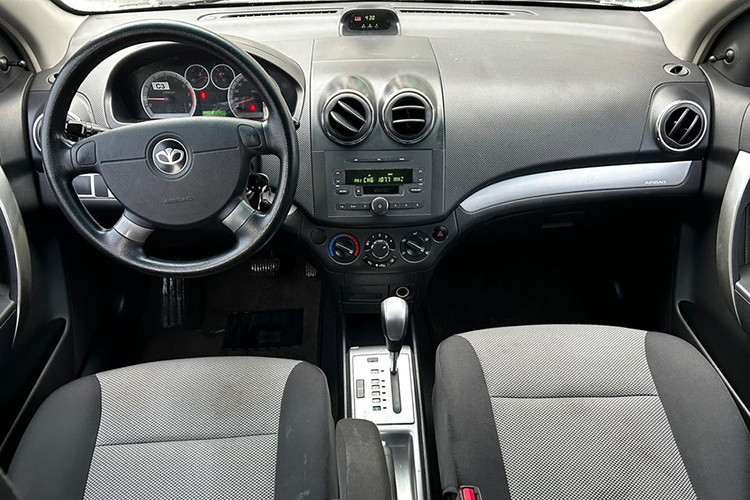 Ngoại trừ trường hợp đâm đụng nặng, thủy kích, về cơ bản những chiếc sedan Daewoo Gentra đời cũ hiện vẫn còn giữ được chất lượng tốt. Hệ thống gầm bệ xe khá chắc chắn, máy móc hoạt động ổn định. Nội thất xe có đầy đủ điều hòa.