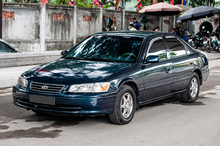 Toyota Camry đời 1999 Tại Việt Nam, Toyota Camry luôn là biểu tượng cho sự giàu sang, thanh lịch và thành công. Do đó, rất hợp với người dùng là nữ giới. Những chiếc Toyota Camry đời 1999 trên thị trường xe cũ hiện khá hiếm với giá rao bán nằm ở khoảng 115 triệu đồng.