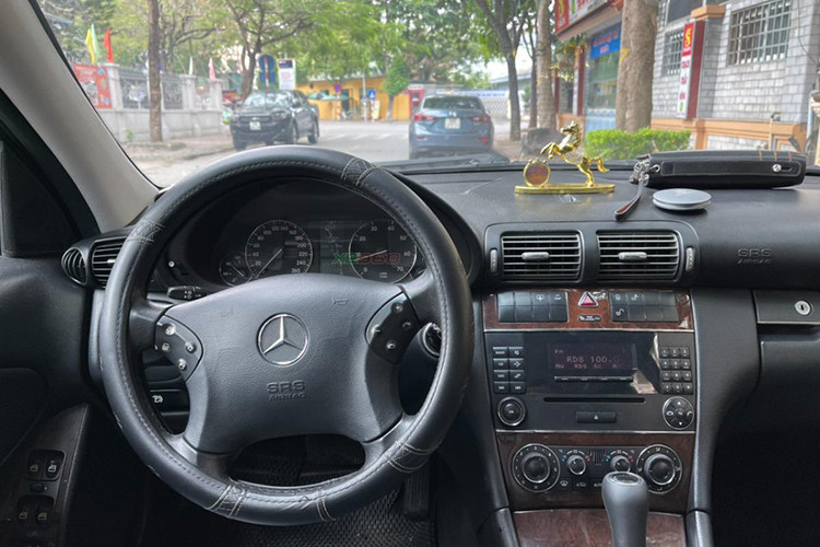 Dù đã có tuổi đời 20 năm nhưng chiếc Mercedes-Benz C180 2004 cũ vẫn được rao bán với mức giá khoảng từ 140 triệu đồng, trải qua nhiều năm lăn bánh những chiếc sedan hạng sang này vẫn sở hữu ngoại hình khá ưa nhìn cùng lớp sơn sáng bóng, toát lên được vẻ cổ điển đậm phong cách Đức.