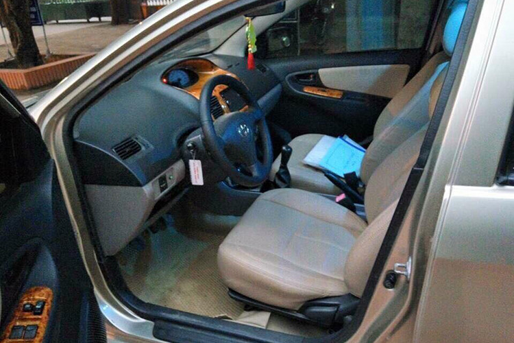Các trang bị bên trong cũng chỉ ở mức cơ bản với cụm đồng hồ đặt ngay trung tâm tap-lo, có đầu CD, cửa gió điều hòa và các nút điều khiển dạng núm tròn. Xe được trang bị động cơ 1.5L, cho công suất 107 mã lực và mô men xoắn 140Nm, kết hợp hộp số sàn 5 cấp.