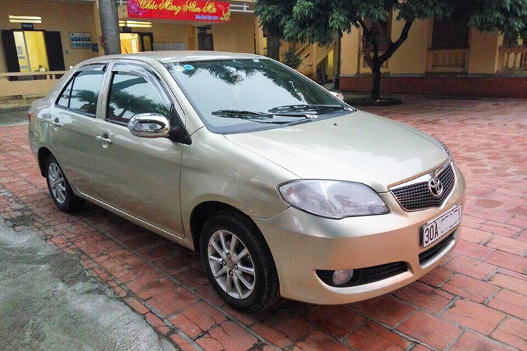  Toyota Vios MT 2005 - 2007 Mẫu xe "quốc dân" Toyota Vios đời 2005 - 2007 thuộc thế hệ đầu tiên, ra mắt lần đầu vào năm 2002 và về Việt Nam khá được ư chuộng. Do là đời đầu với hơn 20 năm tuổi nên thiết kế của Vios khá đơn giản.