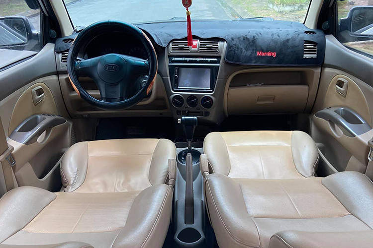 KIA Morning SLX đời 2006 sử dụng hộp số tự động 4 cấp với kiểu chuyển số thẳng. Nội thất của xe khá hiện đại với hệ thống ghế ngồi bọc da, vô-lăng cũng bọc da sang trọng, ghế lái có bệ tỳ tay, kính lái chỉnh điện, điều hòa tự động, có sấy ghế và đàm thoại rảnh tay, giải trí đầu đĩa CD/FM,...
