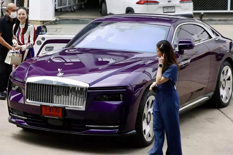 Nualphan Lamsam hay còn được biết đến với tên gọi Madam Pang là 1 nữ tỷ phú trẻ Thái Lan, có đóng góp to lớn vào sự phát triển của bóng đá Thái Lan, từ 2015 đến 2019, bà là trưởng đoàn bóng đá nữ Thái Lan tại nhiều sự kiện quan trọng. Trong chuyến di chuyển gần đây nhất, Madam Pang và Rolls-Royce màu tím khá sang trọng đã bị bắt gặp.