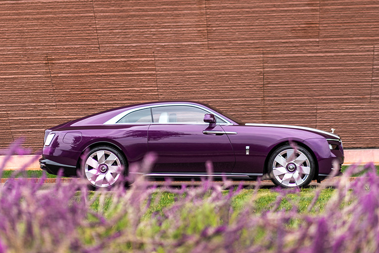Rolls-Royce Spectre sở hữu động cơ điện, sản sinh ra công suất tối đa lên đến 577 mã lực và mô-men xoắn 900 Nm. Xe điện đầu tiên của Rolls-Royce có thời gian tăng tốc từ vị trí xuất phát lên 100km/h chỉ trong 4,4 giây trước khi đạt tốc độ tối đa giới hạn là 250 km/h.