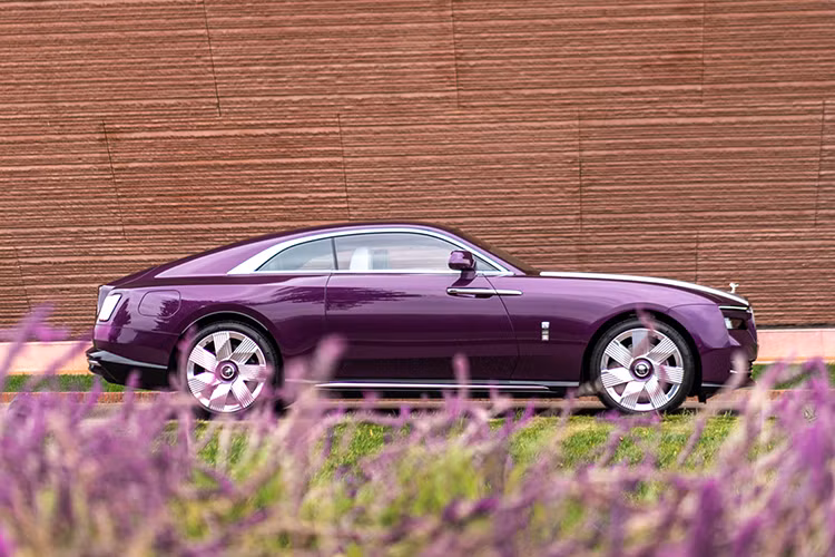 Rolls-Royce Spectre sở hữu động cơ điện, sản sinh ra công suất tối đa lên đến 577 mã lực và mô-men xoắn 900 Nm. Xe điện đầu tiên của Rolls-Royce có thời gian tăng tốc từ vị trí xuất phát lên 100km/h chỉ trong 4,4 giây trước khi đạt tốc độ tối đa giới hạn là 250 km/h.