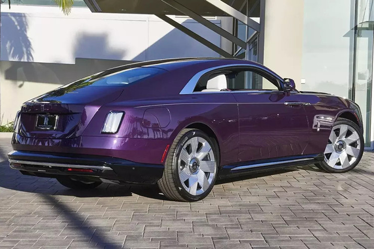 Tại thị trường Thái Lan, giá xe Rolls-Royce Spectre 2024 có mức tương đương từ 20,6 tỷ đồng, chưa bao gồm thêm các tùy chọn. Cấu hình xe Rolls-Royce Spectre của Madam Pang có màu tím và nội thất trắng-tím. Gam màu này hay được các phụ nữ lựa chọn.